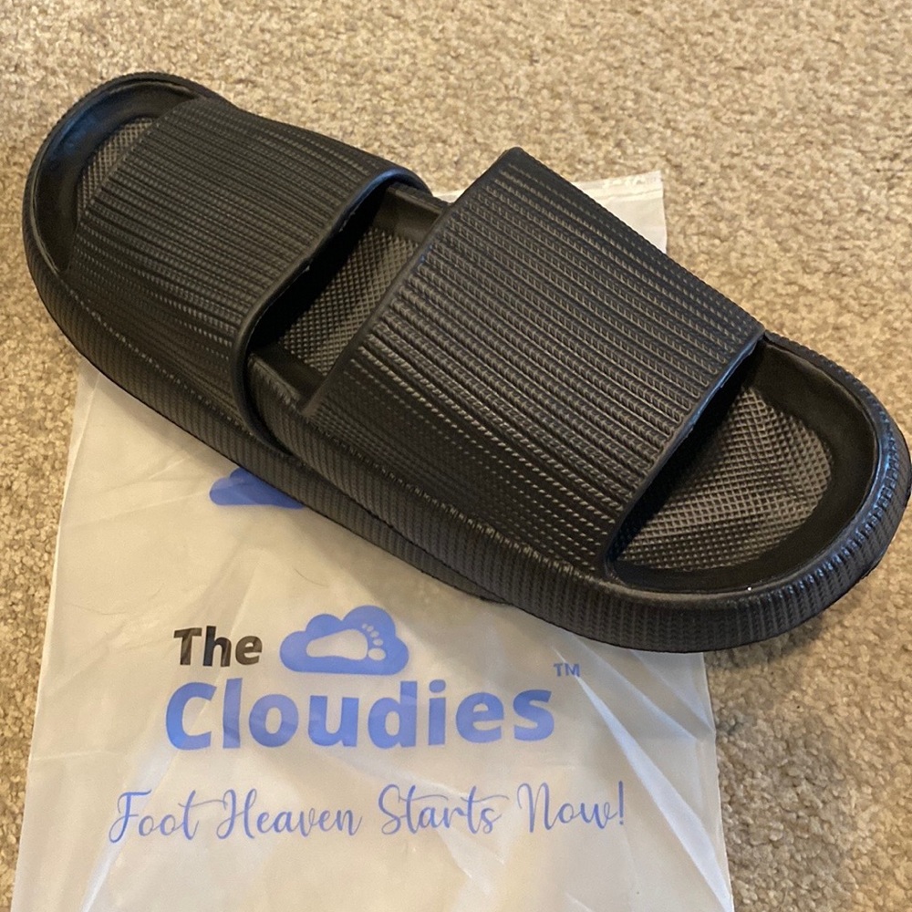 Cloudies - women’s size 7.5, black